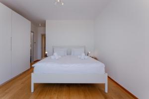 Modern 2BDR Apartment - Business Zone - Free Garage Parking