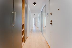 Modern 2BDR Apartment - Business Zone - Free Garage Parking