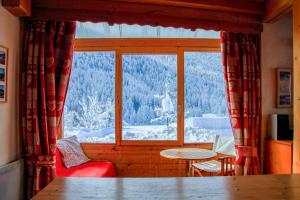 Le troll family chalet valley views and skiing nearby