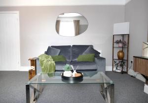 Modern Apartment, Sleeps 6, Free Parking, Fast WFI