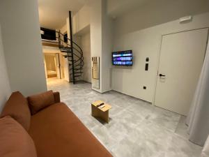 Tipsy Apt 12