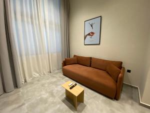 Tipsy Apt 12