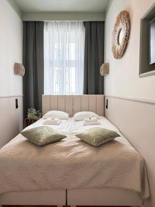 Upscale Apartments - AC in rooms, ensuite bathrooms, lift - 8 mins to Main Square