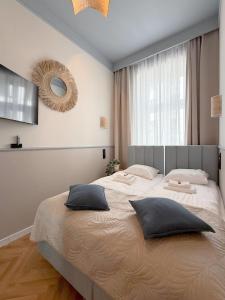 Upscale Apartments - AC in rooms, ensuite bathrooms, lift - 8 mins to Main Square
