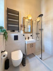 Upscale Apartments - AC in rooms, ensuite bathrooms, lift - 8 mins to Main Square