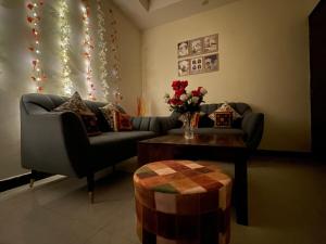 Cozy 1BHK with Patio just 2 mins from Medanta Hospital with 2 ACs and 300Mbps WiFi