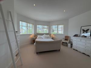 Luxury 4BDR Retreat With Garden and Workspace