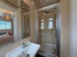 Luxury 4BDR Retreat With Garden and Workspace