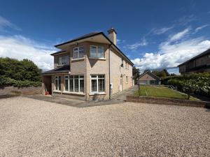 Luxury 4BDR Retreat With Garden and Workspace
