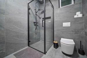 Old Town Modern Design Stay - AC & WI-FI