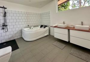 7 BR, King Beds, Professional Kitchen, Jacuzzi
