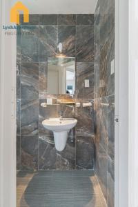 lynhapartment Next to Bui Vien Spacious 1BR Apartment Private Kitchen Bathroom