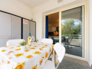 Sunflower pool 300m from beach