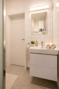 ALURE RESIDENCES 11 - 24h self check-in & private parking next to the apartment building included, CITY CENTER right on SNP Square in a quiet passage, new building, best deal in town