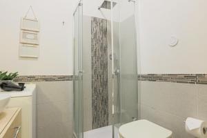 15 minutes from the sea - AC - Quiet - King - Balcony
