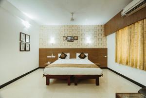Shiva Grand