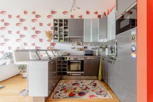Modern Apartment with Terrace, Fast Wi-Fi & Self Check-in near City Center