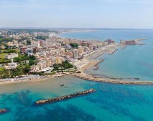 MIZI APARTMENT - Spacious independent residence with terrace and parking, 4 minutes from the beach and 100 m from Lavinio train station, with hourly connections to Rome, Anzio and Nettuno - Lavinio Stazione