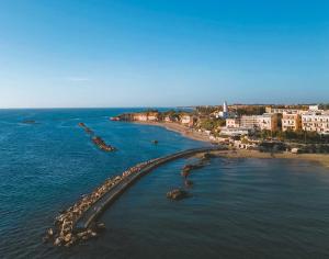 MIZI APARTMENT - Spacious independent residence with terrace and parking, 4 minutes from the beach and 100 m from Lavinio train station, with hourly connections to Rome, Anzio and Nettuno - Lavinio Stazione