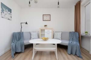 Spacious Apartment for 6 Guests with a Bathtub in Warsaw by Noclegi Renters