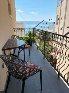 Black and White Apartment - 2 bedrooms, walk to the beach