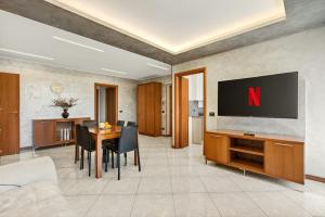 Airport BGY 4 min - Spacious House with Two Balconies