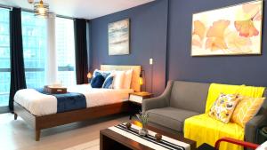 FREE Welcome Breakfast, BGC 1BR, 300Mbps Fiber, Steps to Mitsukoshi & Uptown, 19C