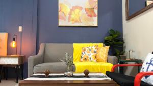 FREE Welcome Breakfast, BGC 1BR, 300Mbps Fiber, Steps to Mitsukoshi & Uptown, 19C