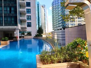 FREE Welcome Breakfast, BGC 1BR, 300Mbps Fiber, Steps to Mitsukoshi & Uptown, 19C