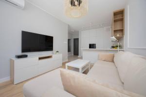 Modern Apartment with Balcony and Parking in Centrum by Noclegi Renters