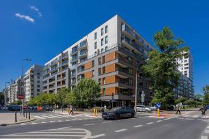 Modern Apartment with Balcony and Parking in Centrum by Noclegi Renters