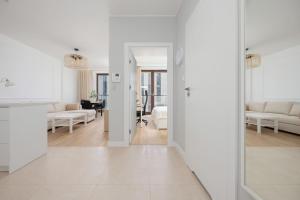 Modern Apartment with Balcony and Parking in Centrum by Noclegi Renters