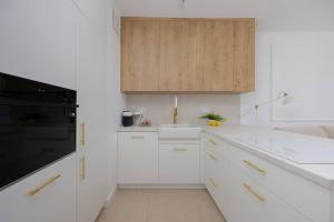 Modern Apartment with Balcony and Parking in Centrum by Noclegi Renters