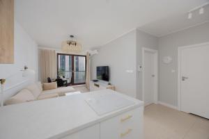 Modern Apartment with Balcony and Parking in Centrum by Noclegi Renters