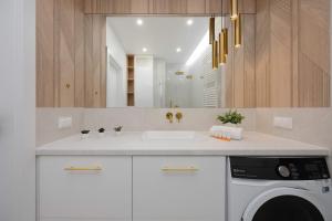 Modern Apartment with Balcony and Parking in Centrum by Noclegi Renters