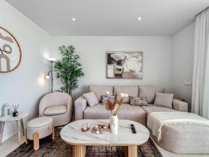 HigueronRentals Sunny Sea View Retreat