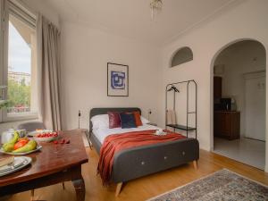Golden Hour City Center Apartment
