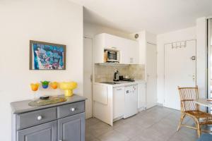 Hello Côte DAzur - Apartment with wooded terrace and pool view