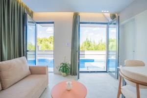 Luxury Apartment with Shared Pools - Evianamar I
