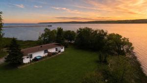 Condo 1 - Waterfront with SPA, Fireplace & Barbecue