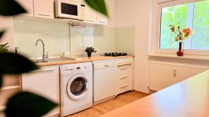 Golden Brown Comfort - Warm Bright 1BR Apartment