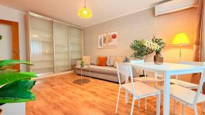 Golden Brown Comfort - Warm Bright 1BR Apartment
