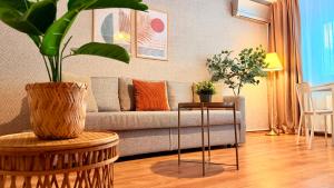 Golden Brown Comfort - Warm Bright 1BR Apartment