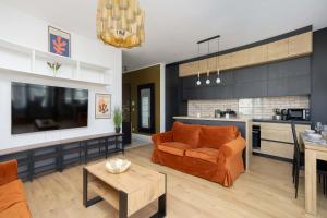 Air-Conditioned Apartment with Parking and Balcony by Noclegi Renters