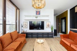 Air-Conditioned Apartment with Parking and Balcony by Noclegi Renters