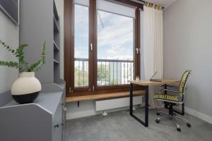 Air-Conditioned Apartment with Parking and Balcony by Noclegi Renters