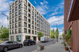 Air-Conditioned Apartment with Parking and Balcony by Noclegi Renters