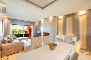 Lumineux et Vue dégagée sur Piscine à Prestigia