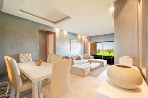 Lumineux et Vue dégagée sur Piscine à Prestigia