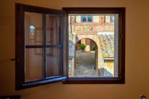 Apartment in historic residence with pool and view